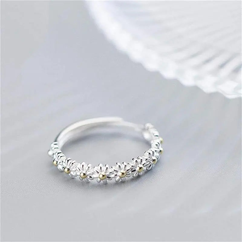Anello regolabile in argento e smalto dipinto a mano con margherite