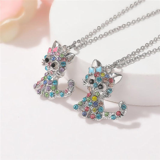 Collana in argento con ciondolo a forma di gatto e pietre in zirconia colorata