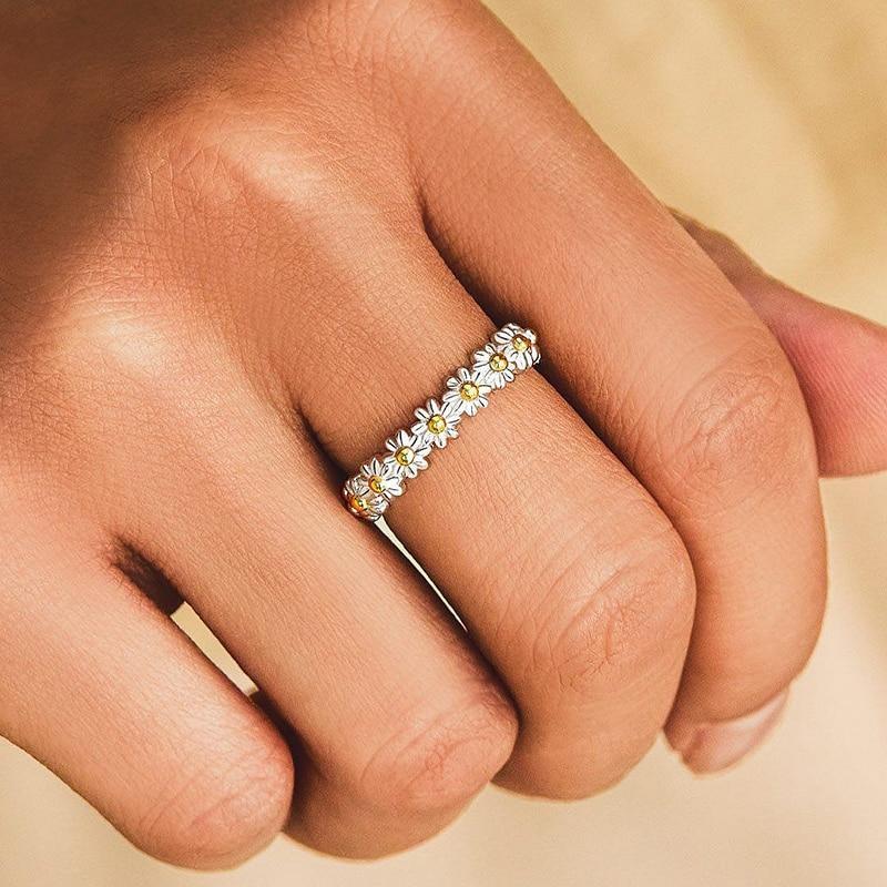 Anello regolabile in argento con margherita dipinta a mano in smalto