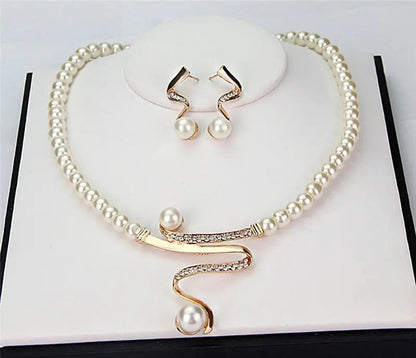 Collana e orecchini con perle naturali