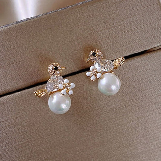 Orecchini di lusso con uccello in zirconia e perla