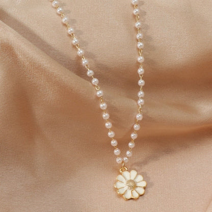 Collana di perle con pendente a margherita
