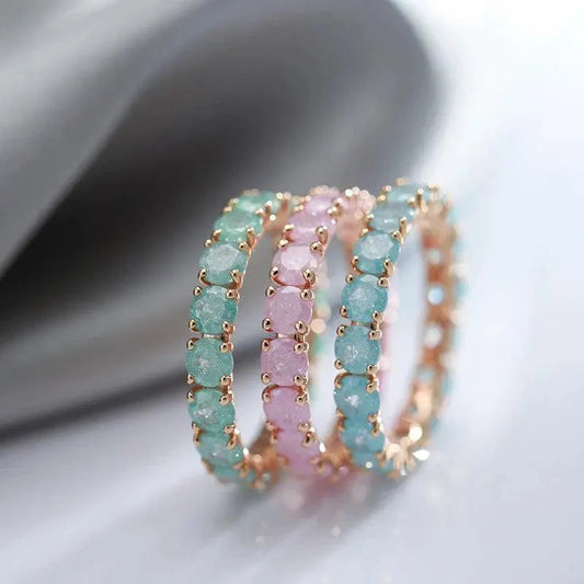 Anello con pietra rotonda in oro