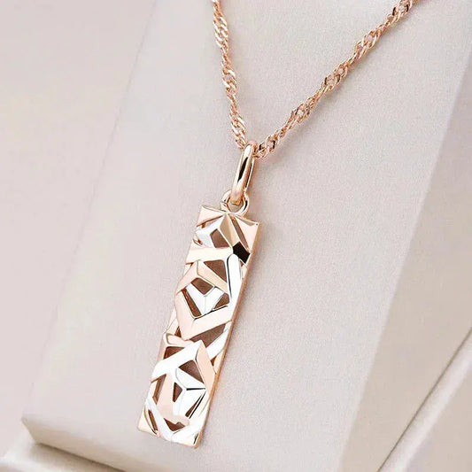 Collana con pendente rettangolare in oro