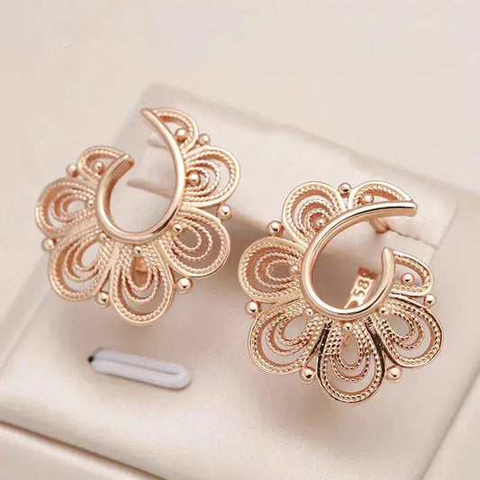 Orecchini eleganti con fiori in oro