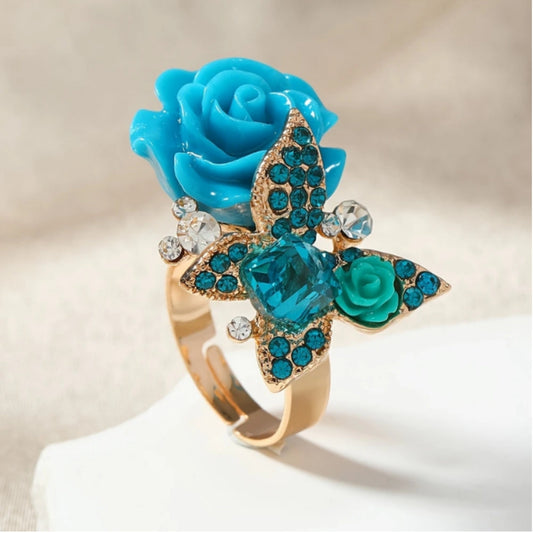 Anello in oro con fiore blu e farfalla