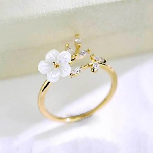 Anello con zirconia e fiore bianco