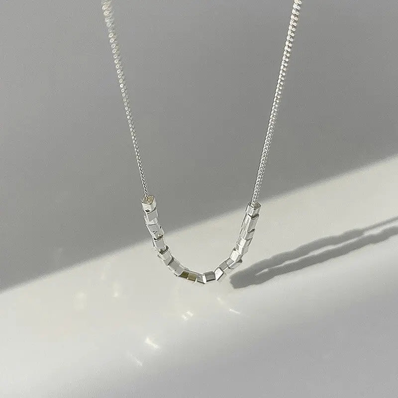Collana moderna ispirata alle perle con un design elegante a catena
