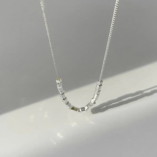 Collana moderna ispirata alle perle con un design elegante a catena