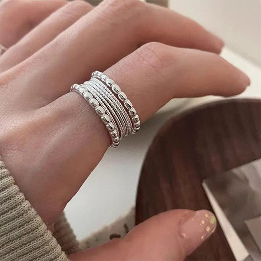 Anello elegante e semplice in argento – bellezza discreta