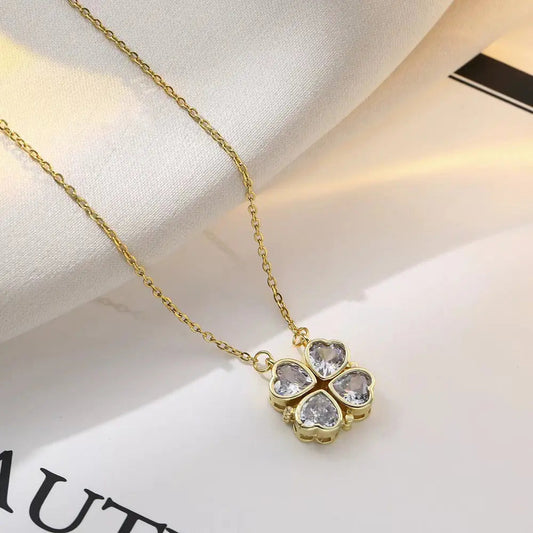 Collana delicata a trifoglio in argento con un design senza tempo