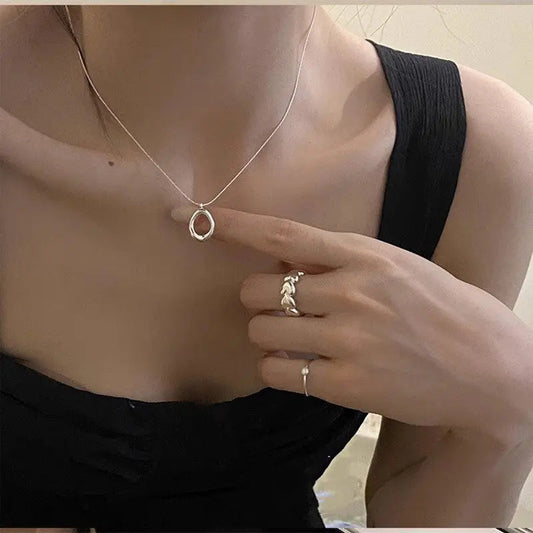 Collana elegante a goccia con un tocco minimalista