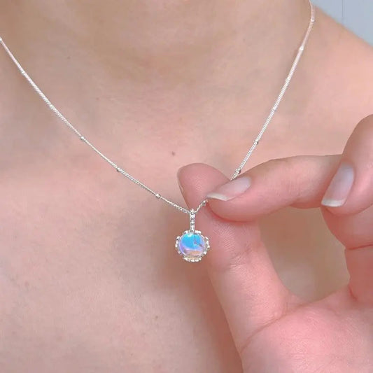 Collana con ciondolo delicato di gemme preziose per un'eleganza quotidiana