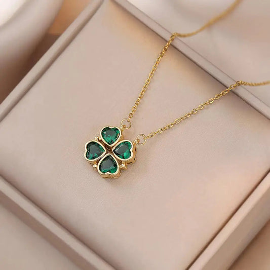 Collana con trifoglio radiante e gemme verdi vivaci