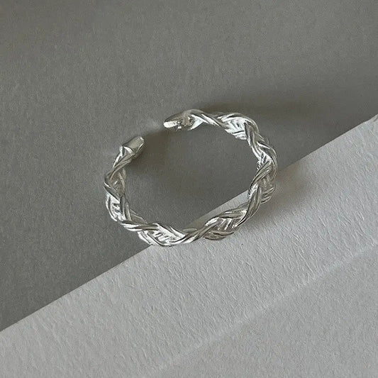 Anello intrecciato in argento con disegno elaborato