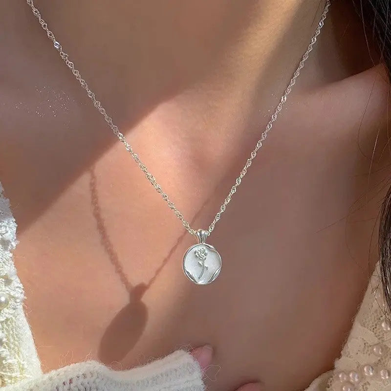 Collana con pendente a cerchio sottile con finitura lucida