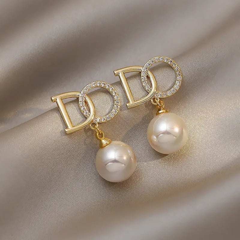 Eleganti orecchini pendenti con dettagli in perla e cristallo