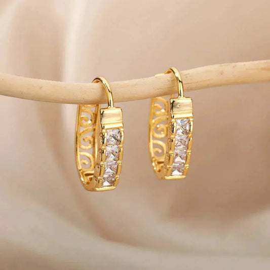 Orecchini minimalisti in zirconia pieni di vuoto in oro