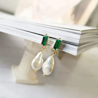 Orecchini di lusso con perle e zirconia verde in oro