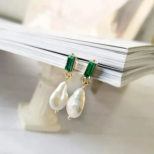 Orecchini di lusso con perle e zirconia verde in oro
