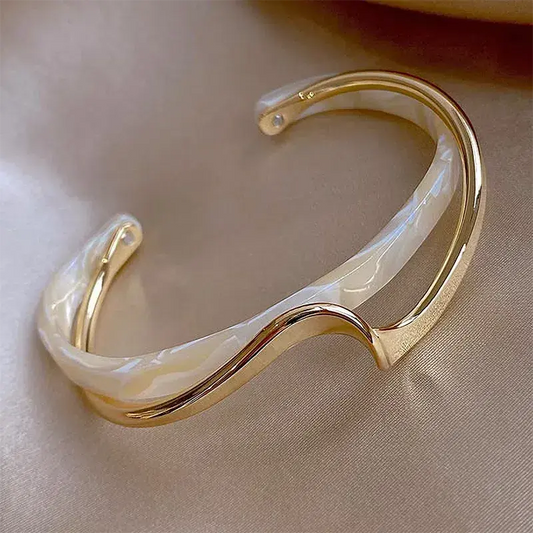 Elegante bracciale aperto in smalto bianco e oro