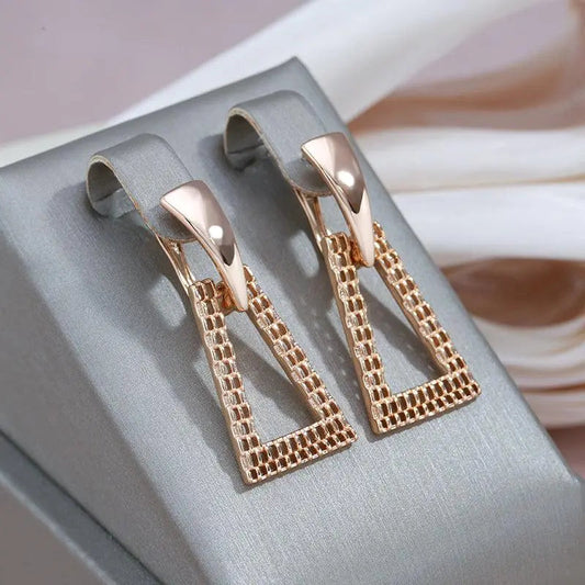 Orecchini pendenti geometrici con zirconia in oro
