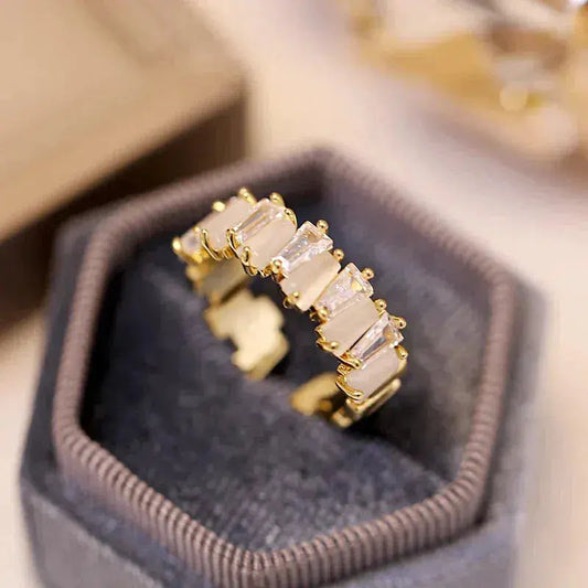 Anello elegante con zirconia incastonata