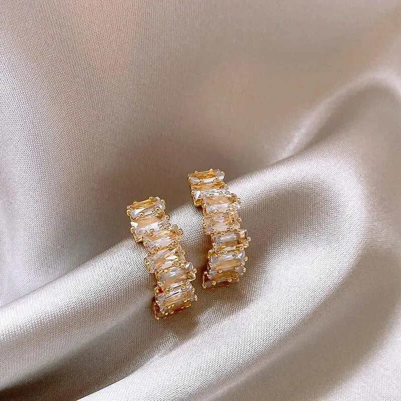 Orecchini eleganti con inciso in zirconia