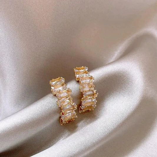 Orecchini eleganti con inciso in zirconia
