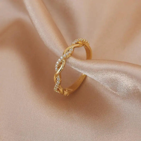 Anello regolabile con pietre di zirconia intrecciate in oro