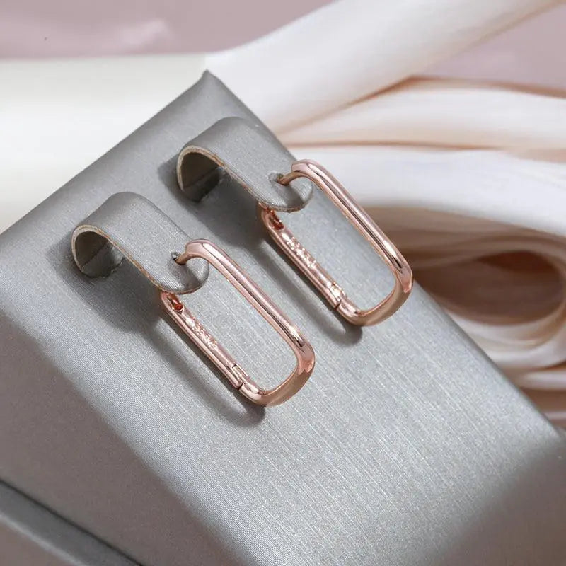 Orecchini semplici ed eleganti con zirconi in oro