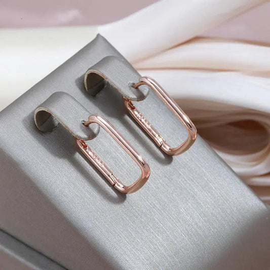 Orecchini semplici ed eleganti con zirconi in oro