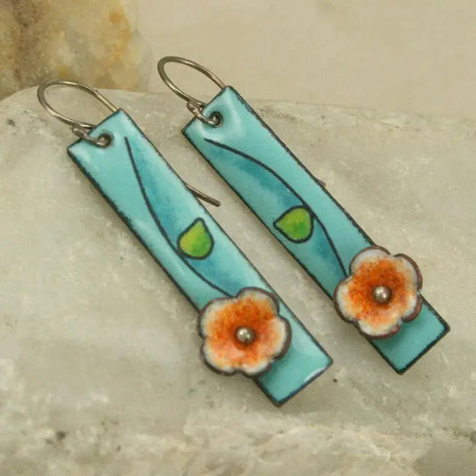Orecchini con smalto a forma di fiore