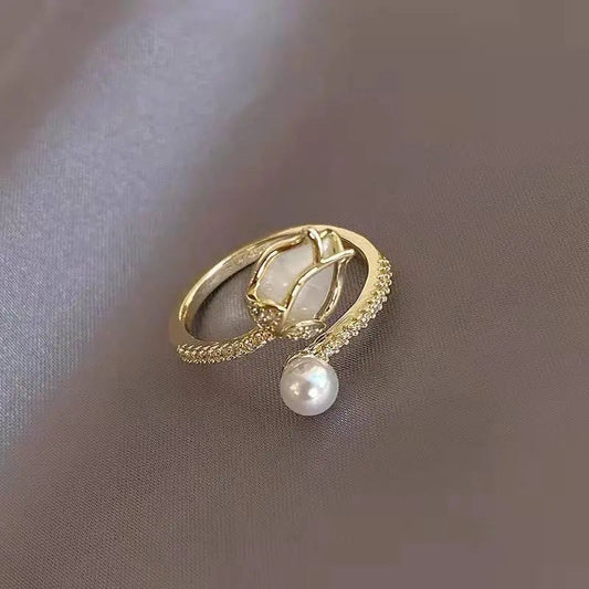 Anello tulipano bianco regolabile con perla in oro