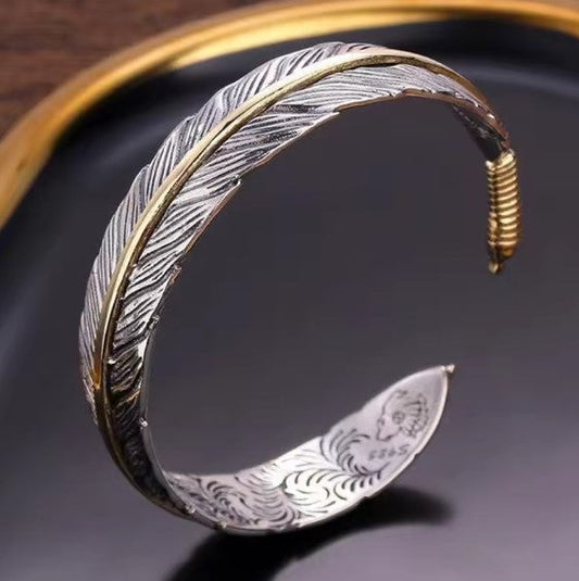 Bracciale regolabile con ruches in piuma vintage