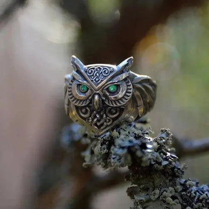 Anello con smeraldo a forma di civetta