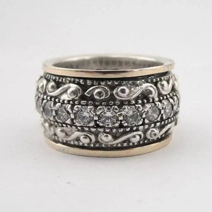 Anello con pietra preziosa scolpita