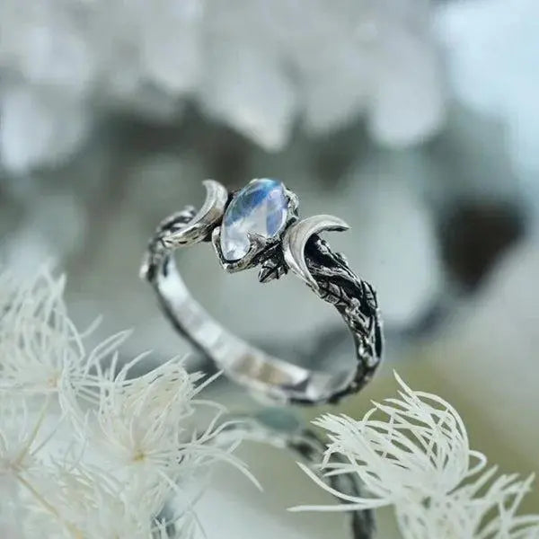 Anello con Pietra Preziosa a Doppia Luna Crescente