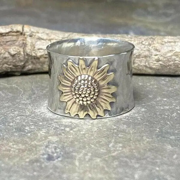 Anello a fascia larga con girasole dorato