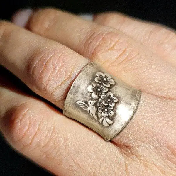 Anello a Banda Larga con Fiore di Uccello