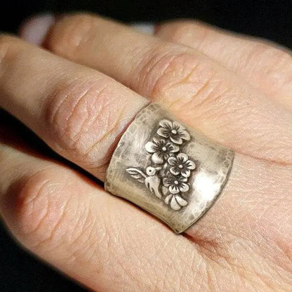 Anello a Banda Larga con Fiore di Uccello