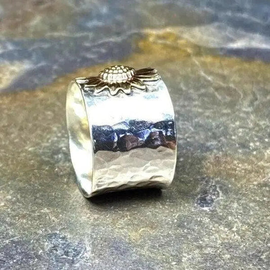 Anello a fascia larga con girasole dorato