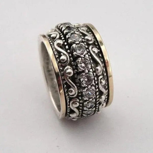 Anello con pietra preziosa scolpita