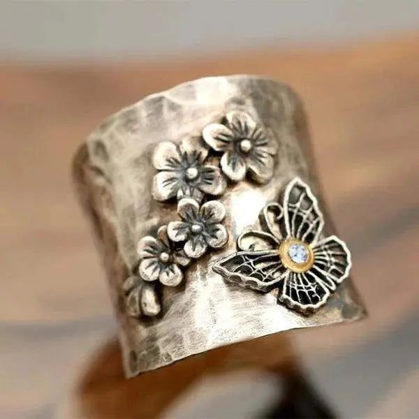 Anello a banda larga con fiore di farfalla e api