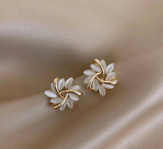 Orecchini a cerchio con petali di opale eleganti e squisiti in oro