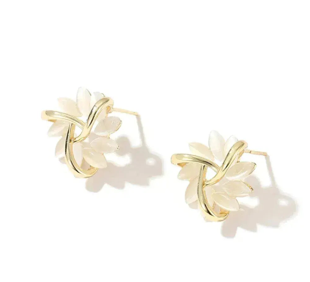 Orecchini a cerchio con petali di opale eleganti e squisiti in oro