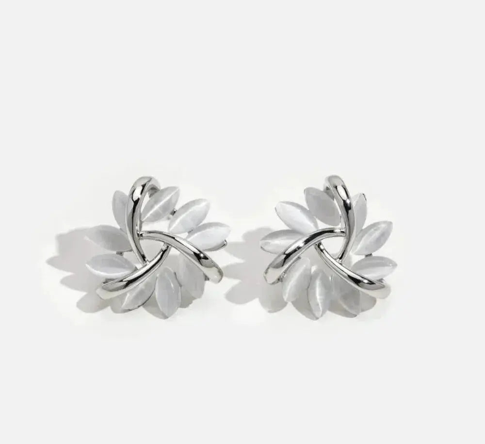 Orecchini a cerchio con petali di opale eleganti e squisiti in oro