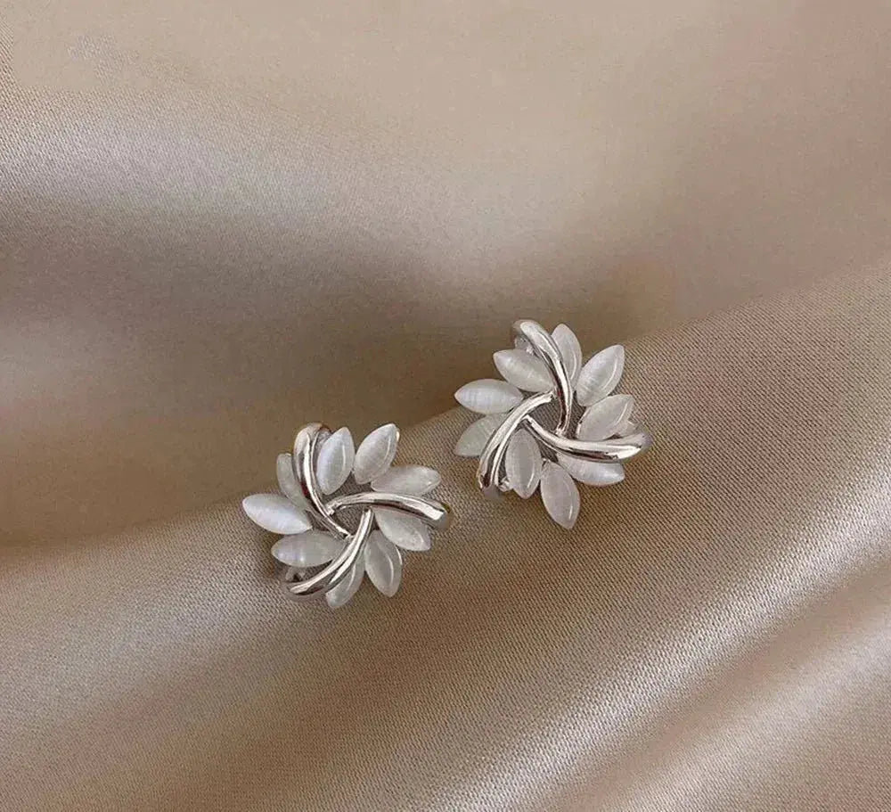 Orecchini a cerchio con petali di opale eleganti e squisiti in oro