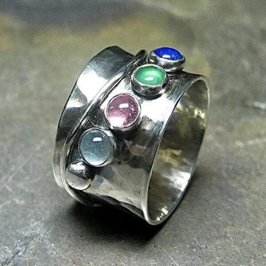 Anello con pietra portafortuna