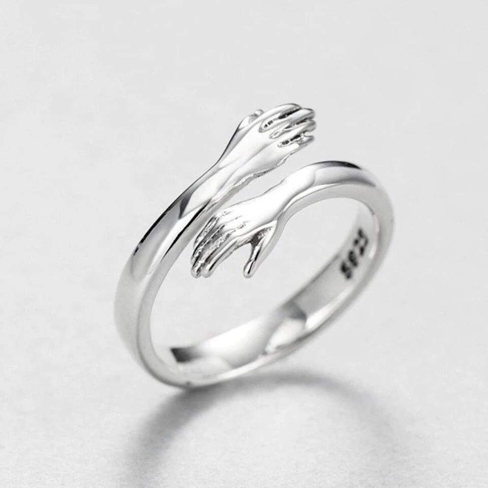 Anello regolabile a forma di abbraccio in argento